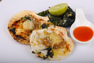 Ispanak ile pişmiş tarak