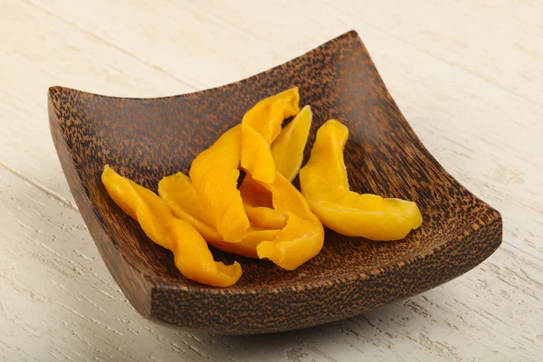 Сухие чипсы манго — стоковое фото