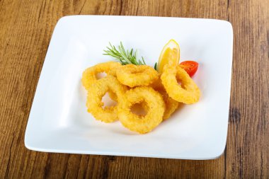 Kızarmış kalamar halkaları