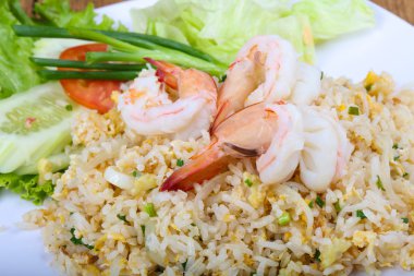 Karides ile kızarmış pirinç