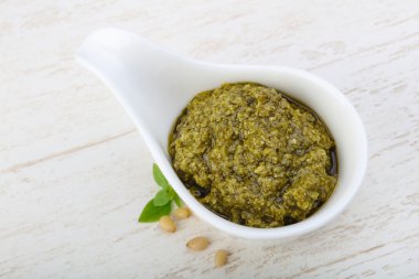 Pesto sos kabın içinde