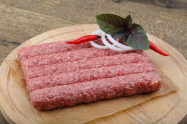 çiğ sosis ızgara için