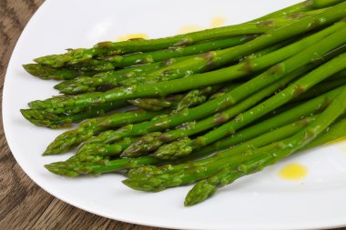 Zeytinyağı ile haşlanmış kuşkonmaz