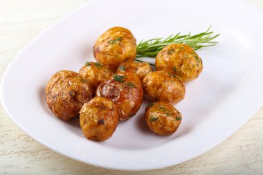 Genç fırında patates