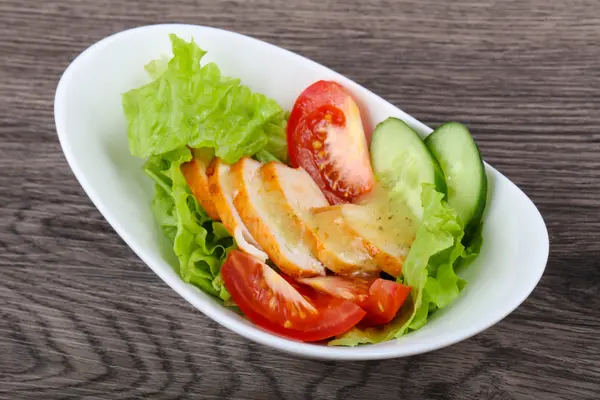 Salada com peito de frango — Fotografia de Stock