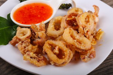 Kızarmış kalamar halkaları