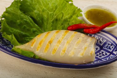 Izgara kalamar deniz ürünleri sos ile