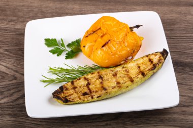 Kızarmış kabak biber ile