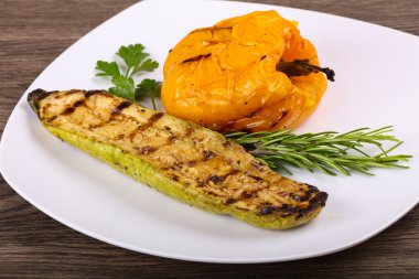 Kızarmış kabak biber ile