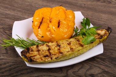 Kızarmış kabak biber ile