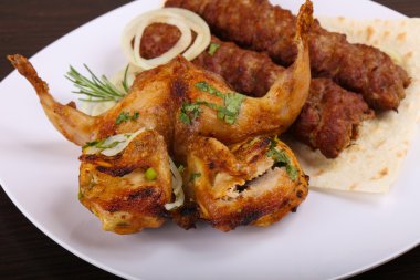 Sığır eti kebabı ve kızarmış bıldırcın