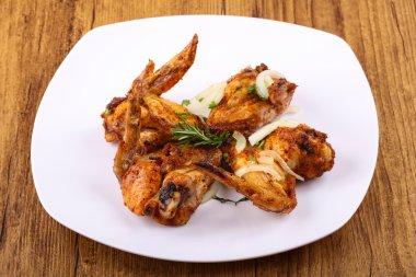 Kızarmış tavuk kanadı.