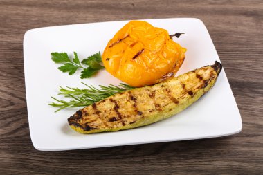 Kızarmış kabak biber ile