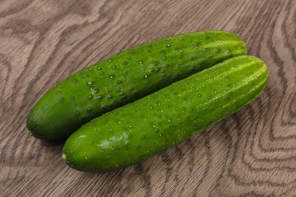 Två gröna gurkor — Stockfoto