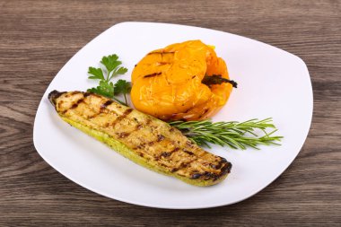 Kızarmış kabak biber ile