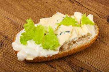 Üç peynirli sandviç