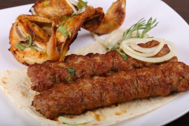 Sığır eti kebabı ve kızarmış bıldırcın