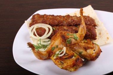 Sığır eti kebabı ve kızarmış bıldırcın