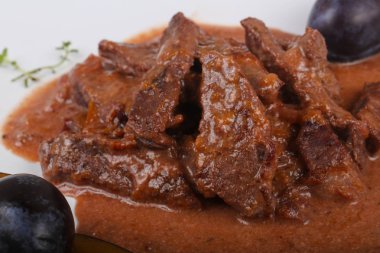 Gulaş Erik ve kekik ile