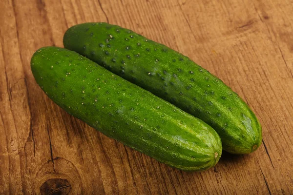 İki yeşil salatalık — Stok fotoğraf