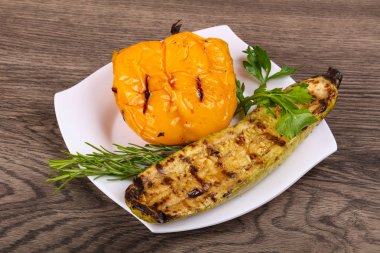 Kızarmış kabak biber ile