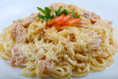 Spagetti carbonara domuz eti ile