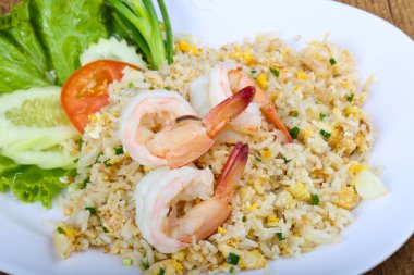 Karides ile kızarmış pirinç