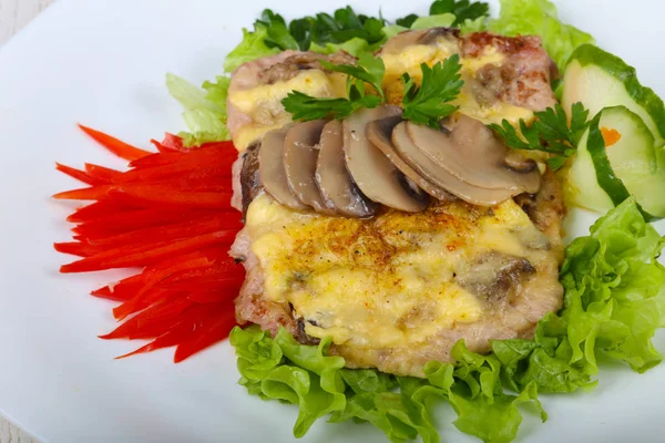 Bistecca di maiale con funghi e formaggio — Foto Stock