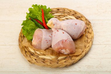 Çiğ tavuk bacağı.