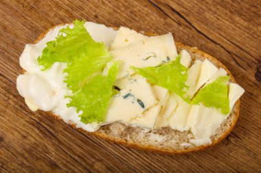 Üç peynir sandviç