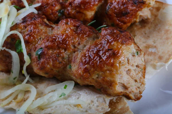 Kebab di pollo con cipolla — Foto Stock