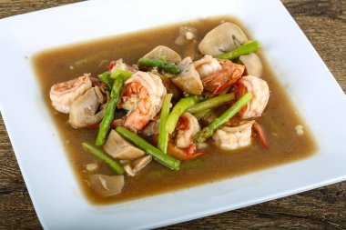 Kızarmış karides ve kuşkonmaz