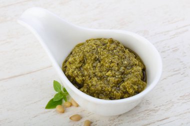Pesto sos kabın içinde