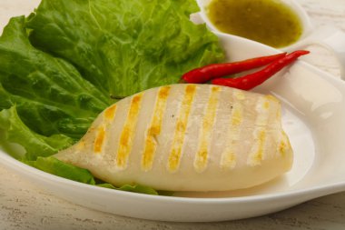 Izgara kalamar deniz ürünleri sos ile