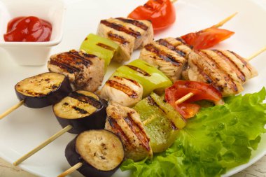 Tavuk ve sebze şiş