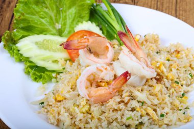 Karides ile kızarmış pirinç