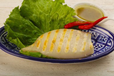 Izgara kalamar deniz ürünleri sos ile