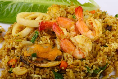 Kızarmış pilav ve deniz ürünleri.