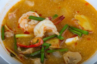 Geleneksel Tom yam çorbası