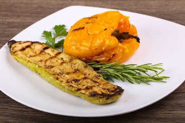 Kızarmış kabak biber ile