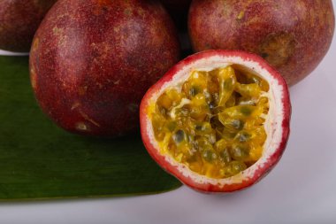 Tropikal ünlü tutku meyve