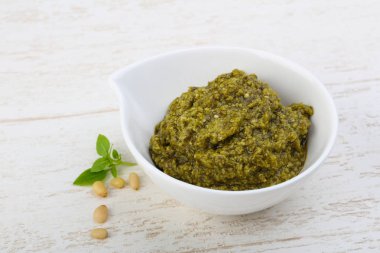 Pesto sos kabın içinde