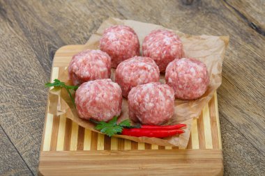 Biber ile çiğ köfte 