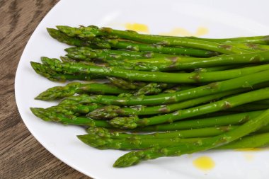 Zeytinyağı ile haşlanmış kuşkonmaz