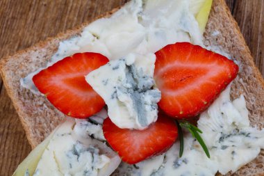 Gorgonzola ve çilek ile sandviç