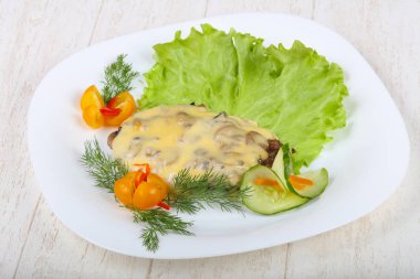 Peynir ve mantar soslu domuz eti