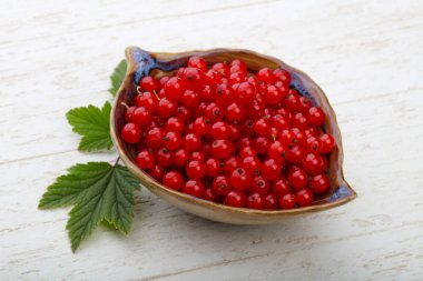 Kabın içinde kırmızı kuş üzümü