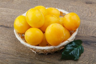 Kabın içinde sarı Erik