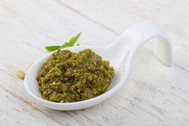 Pesto sos kabın içinde 
