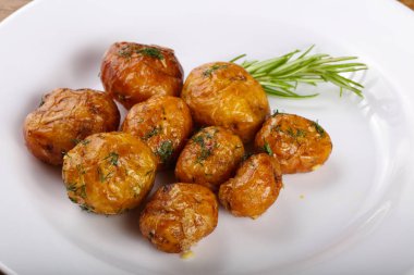 Genç fırında patates